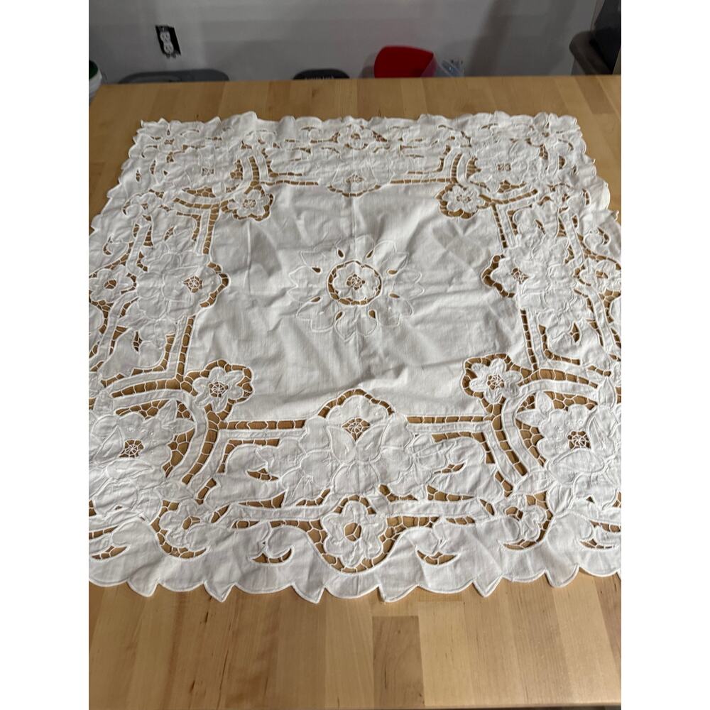 VINTAGE white floral cutwork embroidered cotton square tablecloth topper 30 x 30